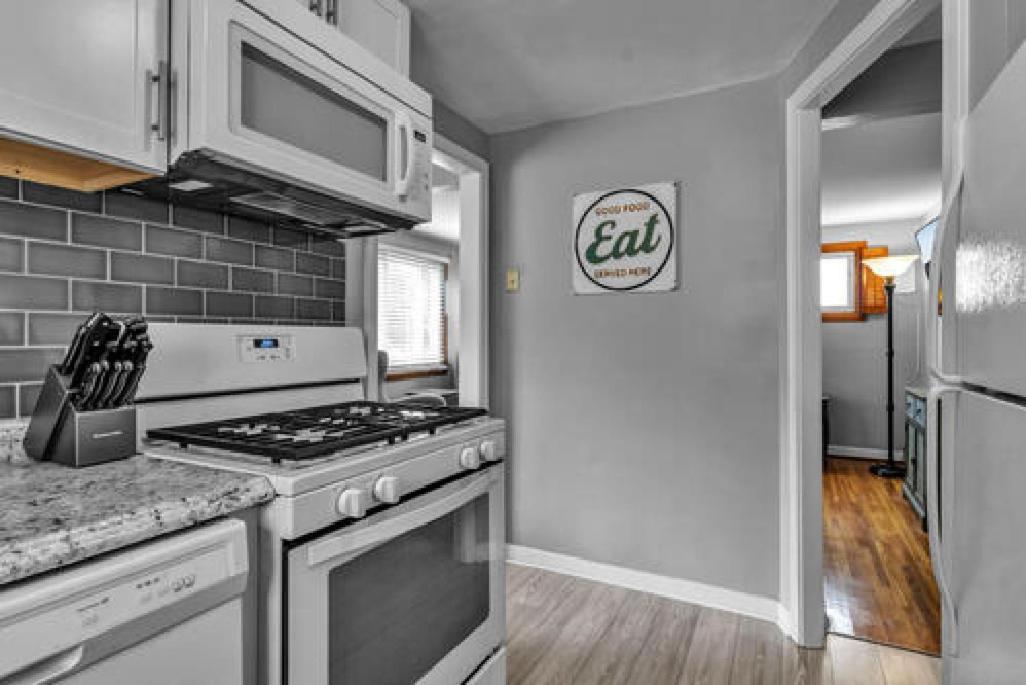 Gorgeous 2 Queen Bedroom Lower Apartment In North Buffalo With Free Driveway Parking Exterior foto