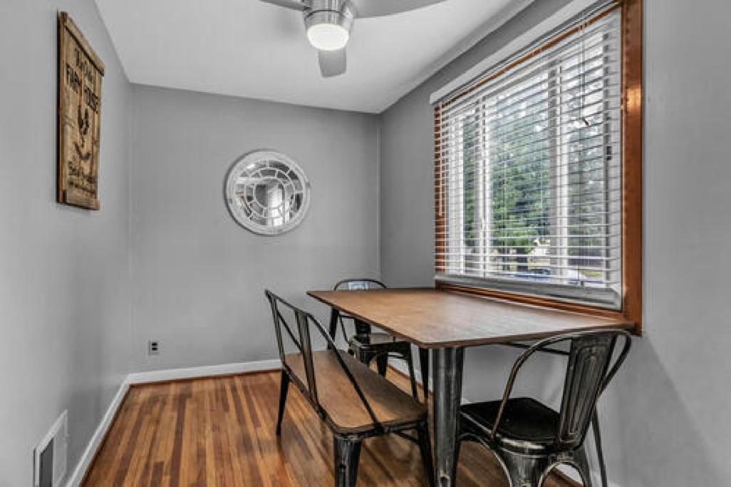 Gorgeous 2 Queen Bedroom Lower Apartment In North Buffalo With Free Driveway Parking Exterior foto
