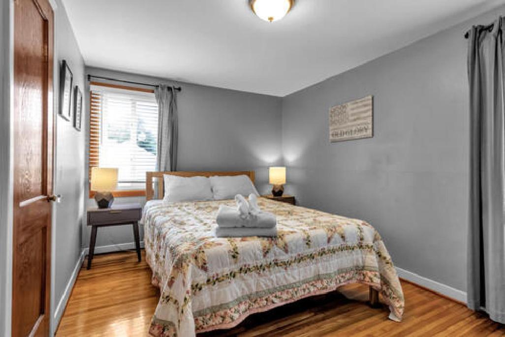 Gorgeous 2 Queen Bedroom Lower Apartment In North Buffalo With Free Driveway Parking Exterior foto
